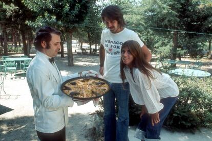 La cantante Jeanette y su mánager, Laszlo Kellner, en 1978 en Madrid, a punto de dar buena cuenta de una paella.