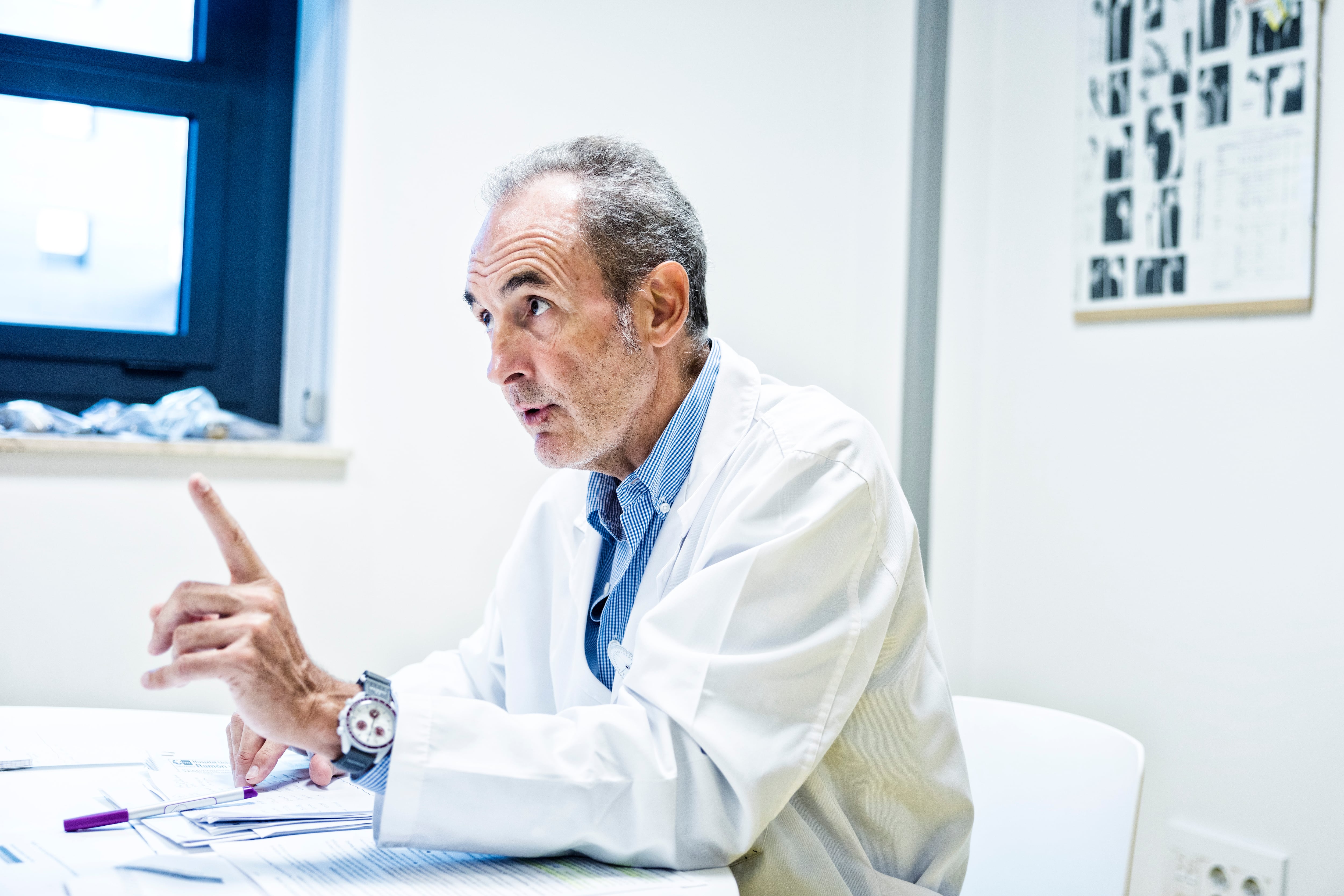 Basilio de la Torre, fotografiado en su despacho del Hospital Ramón y Cajal de Madrid.