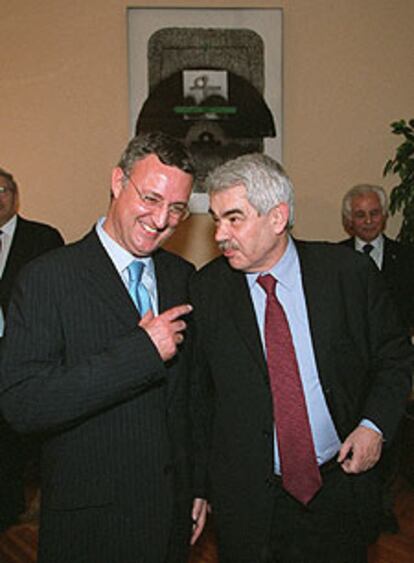 Pasqual Maragall, a la derecha, con Jesús Caldera, ayer en la delegación de la Generalitat de Cataluña en Madrid.