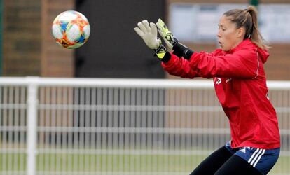Lola Gallardo, la segunda portera de España, en el entrenamiento de este jueves.