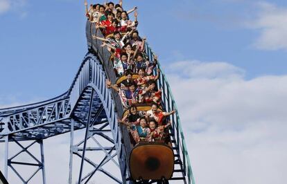 Varias mujeres vestidas con kimonos celebran cumplir los 20 años de edad en una montaña rusa, en el parque de atracciones de Toshimaen, en Tokio (Japón).