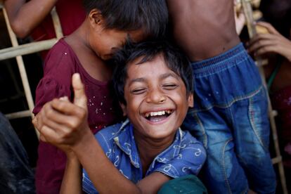  Nur Hafes, de 12 años, con sus hermanos en el campo de refugiados de Palong Khali (Bangladés).