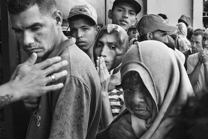 Un grupo de migrantes espera cola para un reparto de comida en Villa del Rosario (Colombia).