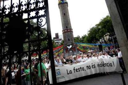 Más de mil vecinos se manifiestan ayer en Gràcia contra la violencia de esta semana.