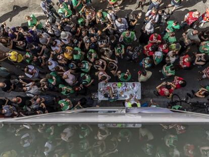 Un portavoz de la PAH anuncia que el desahucio se ha parado.  
