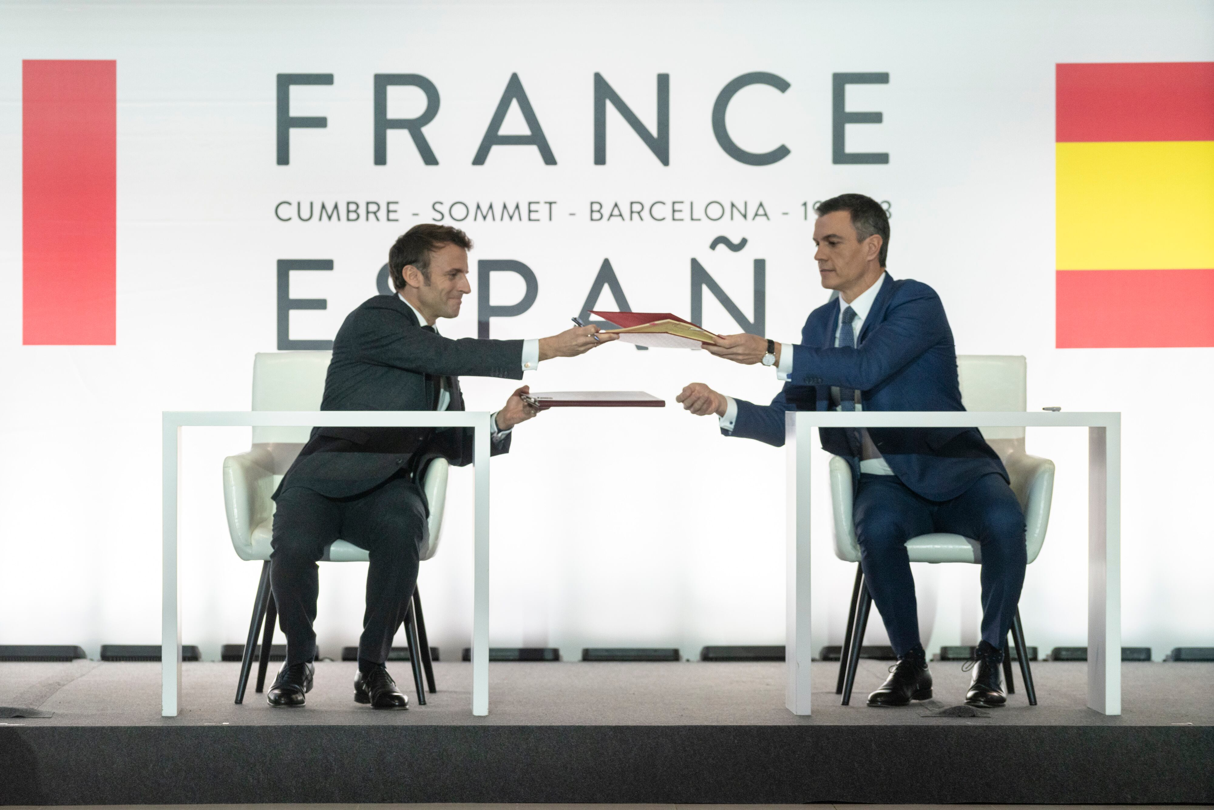 Foto de archivo de la XXVII Cumbre Hispano-Francesa con el presidente del gobierno Pedro Sánchez y el presidente de Francia, Emmanuel Macron, en el Museo nacional de arte de Cataluña (MNAC).

Foto: Gianluca Battista