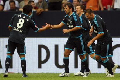 Raúl recibe las felicitaciones de sus compañeros del Schalke tras uno de sus goles.