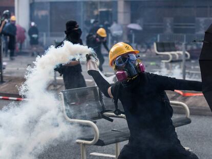 Un manifestante repele un bote de gas lacrimógeno disparado por la policía en el distrito de Sha Tin de Hong Kong, mientras la ciudad observa el feriado del Día Nacional para conmemorar el 70º aniversario de la fundación de la China comunista.