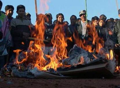 Partidarios de Evo Morales queman urnas en la localidad boliviana de Filadelfia, en Pando.