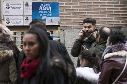 Un joven vendiendo loteria en la calle del Carmen.