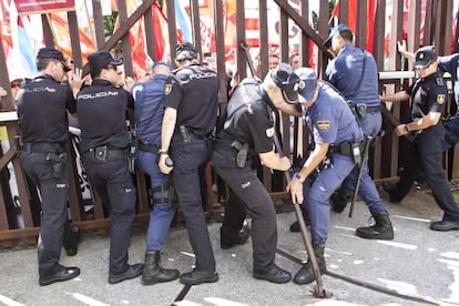 Polic&iacute;as atrancan la puerta exterior del Parlamento ante la concentraci&oacute;n de funcionarios.