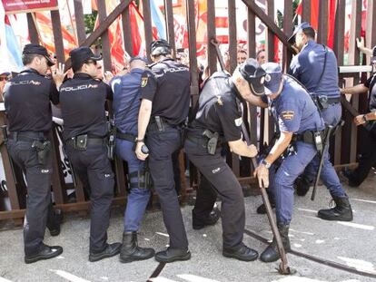 Policías atrancan la puerta exterior del Parlamento ante la concentración de funcionarios.