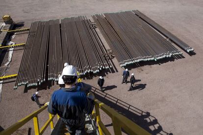 Unos 10.000 trabajadores petroleros confìan en una tregua para evitar más despidos.