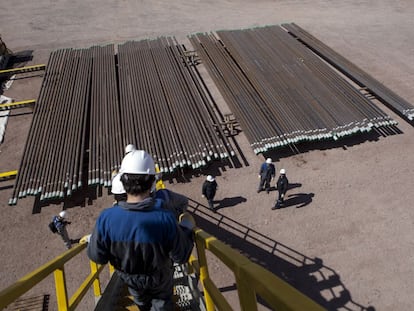 Unos 10.000 trabajadores petroleros confìan en una tregua para evitar más despidos.