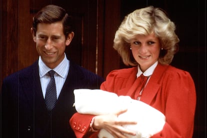 El 21 de junio de 1982 nacía William en el hospital de Saint Mary, en Paddington (Londres). Carlos ya tenía la sucesión asegurada. Desde el principio, Diana se encargó personalmente de la educación de sus dos hijos, eligiendo a las niñeras que eran más de su agrado, llevándolos al cole siempre que podía e implicándose tanto como una madre más. Esta actitud fue muy criticada dentro de la familia real, claro está, pero el pueblo no solo lo vio con buenos ojos sino que les hizo apreciar aún más a Diana como la princesa como alguien cercano.