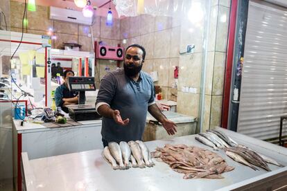 Un pescadero afroiraní en el bazar central de Bushehr. A diferencia de otras etnias, la comunidad africana jamás ha llegado a ser visible en Irán.