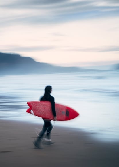 Ainara Aymat entra en la playa de su Zarautz natal.