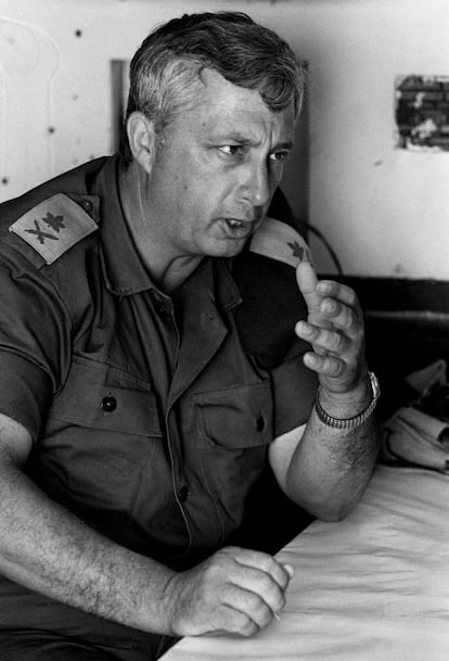 29 de Maio de 1967. O comandante israelense, Ariel Sharon, pouco antes de começar a Guerra dos Seis Dias 1967.