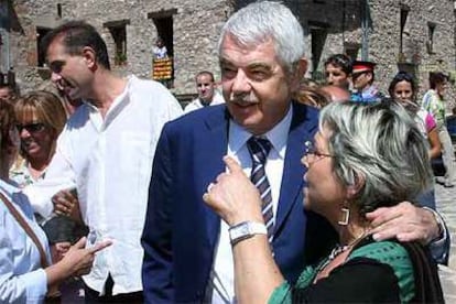 El presidente catalán, Pasqual Maragall, conversa con vecinos de Sant Jaume de Frontanyà.