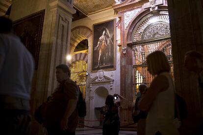 Una obra pictórica con motivos religiosos en el interior de la mezquita-catedral de Córdoba.