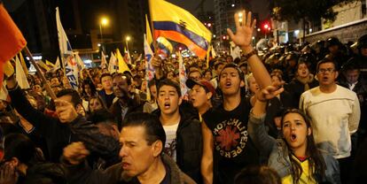 Seguidores del opositor Guillermo Lasso protestan ayer en Quito.