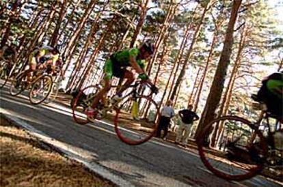 Algunos participantes de la carrera de aficionados que se celebró el viernes en la sierra de Guadarrama.