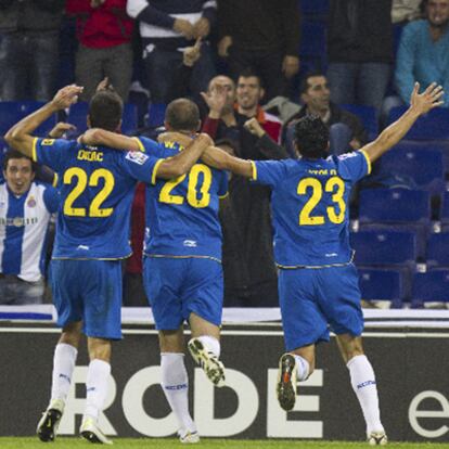 Los jugadores del Espanyol celebran el gol