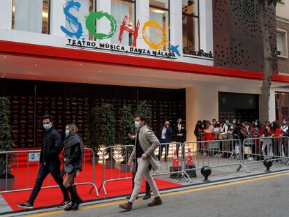 La gente se para en el exterior del Teatro Soho CaixaBank, donde tiene lugar la ceremonia de los Premios Goya de la Academia del Cine Español, en Málaga, el 6 de marzo de 2021.