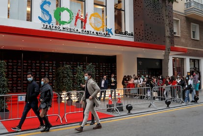 La gente se para en el exterior del Teatro Soho CaixaBank, donde tiene lugar la ceremonia de los Premios Goya de la Academia del Cine Español, en Málaga, el 6 de marzo de 2021.