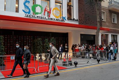 La gente se para en el exterior del Teatro Soho CaixaBank, donde tiene lugar la ceremonia de los Premios Goya de la Academia del Cine Español, en Málaga, el 6 de marzo de 2021.