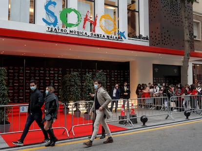 La gente se para en el exterior del Teatro Soho CaixaBank, donde tiene lugar la ceremonia de los Premios Goya de la Academia del Cine Español, en Málaga, el 6 de marzo de 2021.