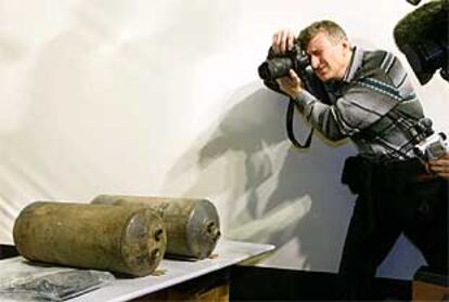 Un fotógrafo toma imágenes de las dos bombas de TNT que los terroristas chechenos tenían en el teatro.