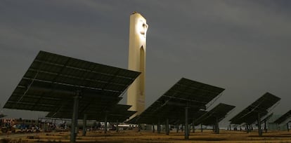 Una de las plantas solares de Abengoa en Sevilla.