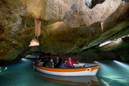 Una embarcación en el río subterráneo de las Coves de Sant Josep, en La Vall d’Uxió (Comunidad Valenciana).  