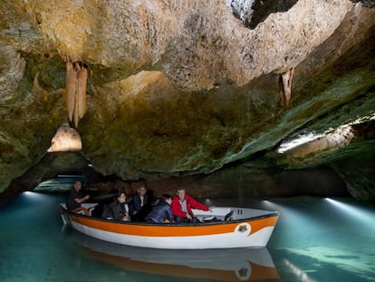 Una embarcación en el río subterráneo de las Coves de Sant Josep, en La Vall d’Uxió (Comunidad Valenciana).  