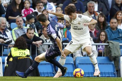El defensa del Real Madrid Álvaro Odriozola (d) pelea por el balón con el centrocampista del Real Valladolid Toni Villa.