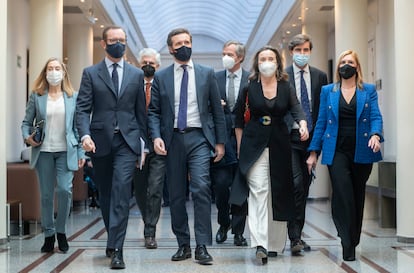 Pablo Casado, en el centro de la imagen, flanqueado por destacados miembros del PP, el martes en el Senado.