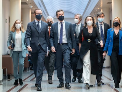 Pablo Casado, en el centro de la imagen, flanqueado por destacados miembros del PP, el martes en el Senado.