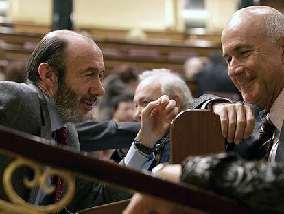 Los portavoces del PSOE y de CiU, Alfredo Pérez Rubalcaba y Josep Antoni Duran, en el Congreso.