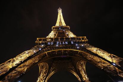 La Torre Eiffel muestra el mensaje 'No hay plan B'.