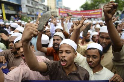 Manifestantes en Dhaka lanzan soflamas durante la protesta contra la película que ridiculuza al Islam.