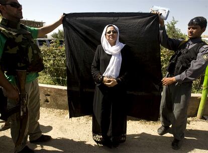 Forozan Fana es una de las dos únicas mujeres que concurren a estas elecciones presidenciales afganas. Con la llegada de los talibanes al poder, esta cirujana optó por el exilio. Su marido, ministro en el primer gabinete de Karzai, murió en un atentado perpetrado por los talibanes en el aeropuerto de Kabul.