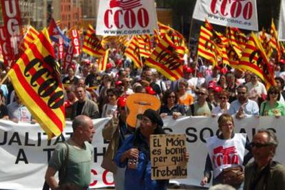 Un grupo de personas con banderas, en la marcha organizada en Barcelona.