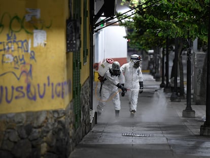 Trabalhadores sanitários desinfetam as ruas de Caracas, na Venezuela.