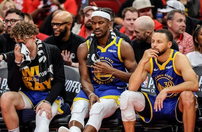 Podziemksi, Butler y Curry observan el partido desde la banca en el segundo cuarto.