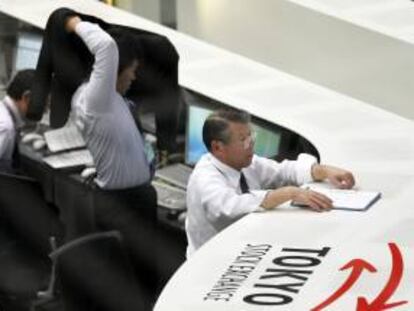 El Nikkei cae 102,39 puntos, el 0,97 por ciento, hasta 10.405,67 unidades. EFE/Archivo