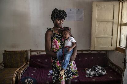 Isemene Henriqueta Quintino sostiene en brazos a su hija Jean Philippe Mendy, de un año y con parálisis cerebral por hipoxia durante el parto. Su familia ha tratado de convencerla de que mate a la niña, a la que no consideran un ser humano. El infanticidio selectivo de niños con discapacidad es una práctica común en algunas etnias animistas de Guinea Bisáu.