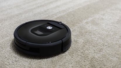 Un robot aspirador realiza una limpieza del suelo de una casa.