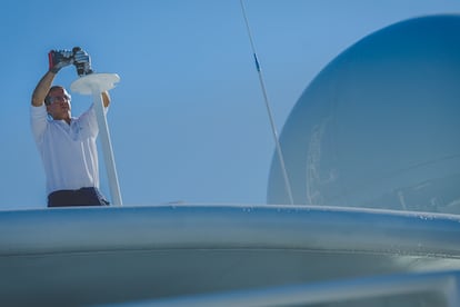 Un operario ajusta una de las antenas del buque.