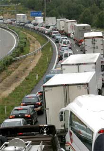 Aspesto que presentaba esta tarde la AP-7 en sentido sur a su paso por Roda de Bara, a 29 Km del peaje de Tarragona.